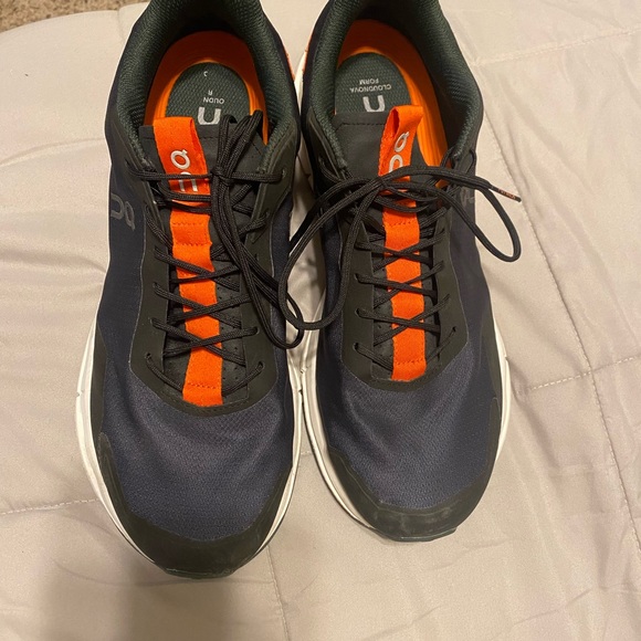 On Cloud Running Shoes - Picture 6 of 7